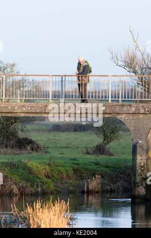 Man schaut von der Brücke über den Fluss Stockfoto