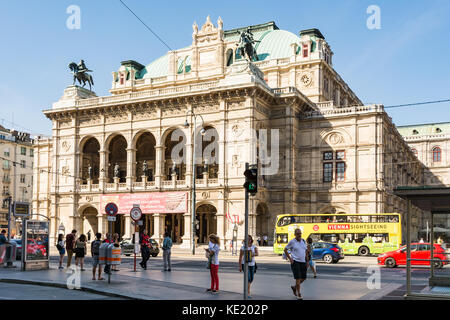 Wien, Österreich - 29 August: Touristen an der Staatsoper Wien, Österreich, am 29. August 2017. Stockfoto