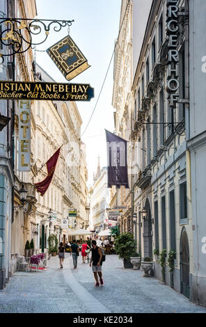 WIEN, ÖSTERREICH - 29. AUGUST: Menschen in einer engen Gasse in der Wiener Altstadt am 29. August 2017. Stockfoto