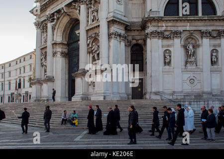 Venedig, Italien - 7. Oktober 2017: Gemeindemitglieder in die Kirche zu gehen, morgen Gebet. Kathedrale Santa Maria della Salute Stockfoto