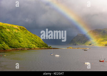 Ein Regenbogen auf der Bucht von Portree auf der Insel Skye in Schottland. Stockfoto