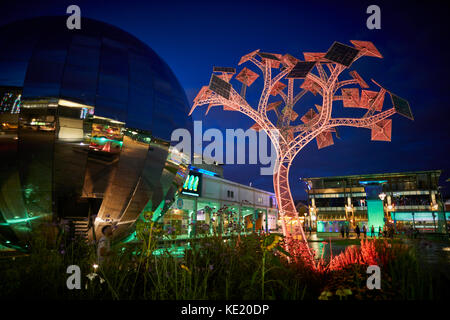 Solar Energie Baum im Millennium Square Bristol City Centre powered Stockfoto