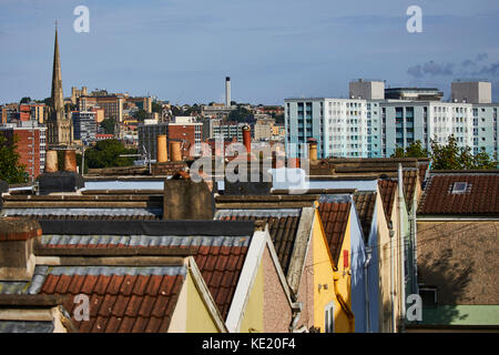 Blick von Richmond St terrassierten Viktorianischen Gehäuse auf steilen Straßen an Totterdown eine Innere Vorstadt etwas außerhalb von Bristol City Centre Stockfoto