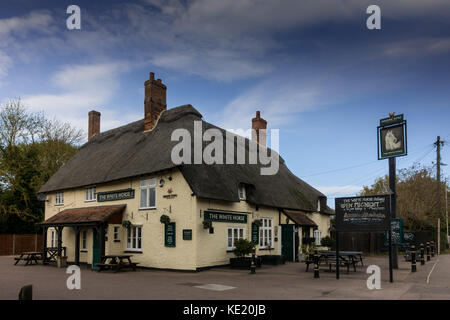 The White Horse, ein typisch englischer Pub mit Strohdach in Arlesey, Bedfordshire, Großbritannien Stockfoto