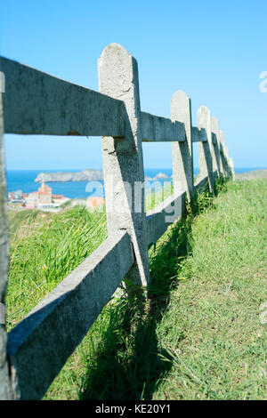 Küste von Asturien und Kantabrien mit seinen Klippen und Architektur und seiner Fauna Stockfoto