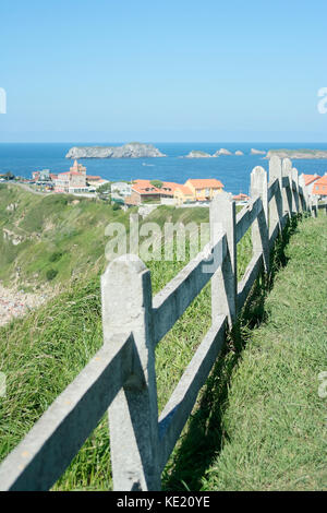 Küste von Asturien und Kantabrien mit seinen Klippen und Architektur und seiner Fauna Stockfoto