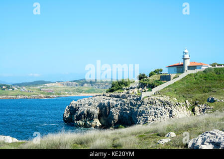 Küste von Asturien und Kantabrien mit seinen Klippen und Architektur und seiner Fauna Stockfoto