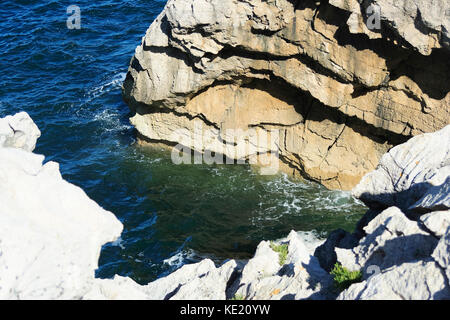 Küste von Asturien und Kantabrien mit seinen Klippen und Architektur und seiner Fauna Stockfoto