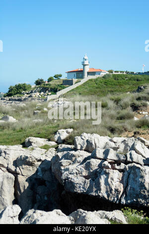 Küste von Asturien und Kantabrien mit seinen Klippen und Architektur und seiner Fauna Stockfoto