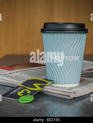 Meine Waitrose Karte, das zieht einem kostenlosen heißen Tee oder Kaffee und Tageszeitung. Grüne Token gehen in Richtung gute Ursachen, Lokal. England, UK. Stockfoto