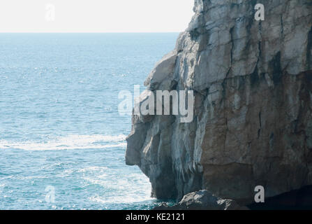 Küste von Asturien und Kantabrien mit seinen Klippen und Architektur und seiner Fauna Stockfoto