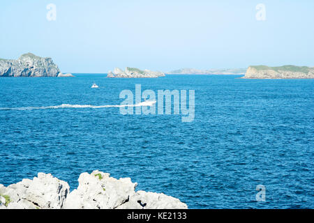 Küste von Asturien und Kantabrien mit seinen Klippen und Architektur und seiner Fauna Stockfoto