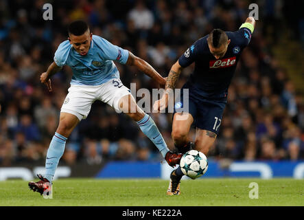 Gabriel Jesus von Manchester City und Marek Hamsik von Napoli kämpfen während des UEFA Champions League-Spiel der Gruppe F im Etihad Stadium in Manchester um den Ball. Stockfoto