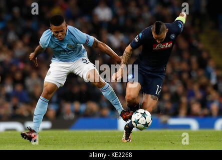 Gabriel Jesus von Manchester City und Marek Hamsik von Napoli kämpfen während des UEFA Champions League-Spiel der Gruppe F im Etihad Stadium in Manchester um den Ball. Stockfoto