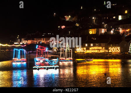 Weihnachtsbeleuchtung rund um den Hafen von mousehole in Cornwall, England, Großbritannien, Großbritannien, Stockfoto