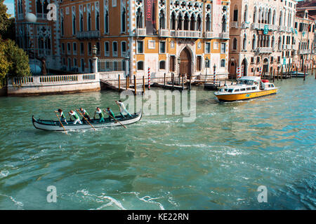 Venedig, Italien - 8. Oktober 2017: Blick auf den Grand Canal, Rudern Stockfoto