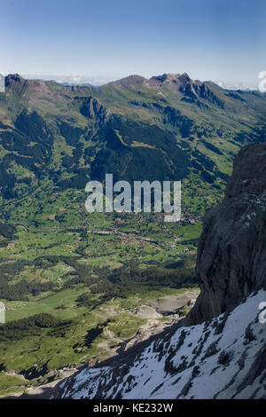 Der beliebte Ferienort Grindelwald in seinem Hochtal in der Ferne von der Nordwand des Eiger, Berner Oberland, Schweiz gesehen Stockfoto