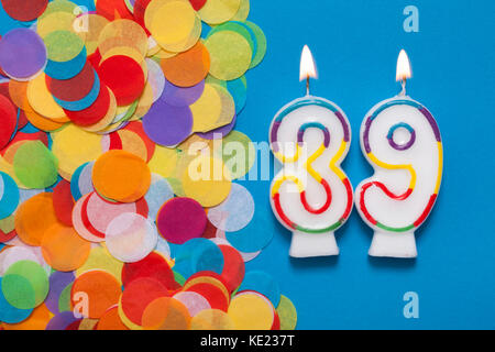 Nummer 39 Feier Kerze mit Party Konfetti Stockfoto