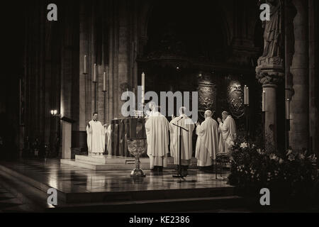 Messe in Notre Dame de Paris Stockfoto