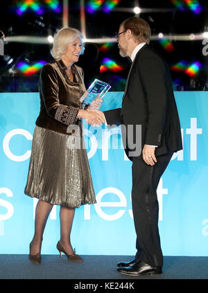 LONDON, ENGLAND - 17. OKTOBER: Camilla, Herzogin von Cornwall überreicht dem Gewinner George Saunders seine Auszeichnung auf der Bühne beim man Booker Prize Dinner und Empfang im Guildhall am 17. Oktober 2017 in London, England. (Foto von Chris Jackson/Getty Images) Stockfoto