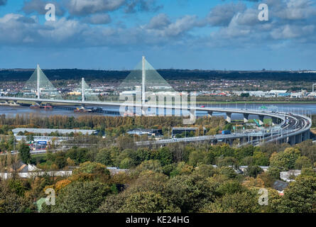 Die Mersey Gateway Brücke über die Mündung des Mersey zwischen Runcorn und Widnes, Cheshire, England, Großbritannien Stockfoto