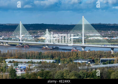 Die Mersey Gateway Brücke über die Mündung des Mersey zwischen Runcorn und Widnes, Cheshire, England, Großbritannien Stockfoto