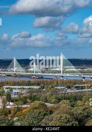 Die Mersey Gateway Brücke über die Mündung des Mersey zwischen Runcorn und Widnes, Cheshire, England, Großbritannien Stockfoto