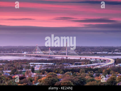 Die Mersey Gateway Brücke über die Mündung des Mersey zwischen Runcorn und Widnes, Cheshire, England, Großbritannien Stockfoto