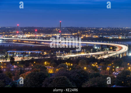 Die Mersey Gateway Brücke über die Mündung des Mersey zwischen Runcorn und Widnes, Cheshire, England, Großbritannien Stockfoto