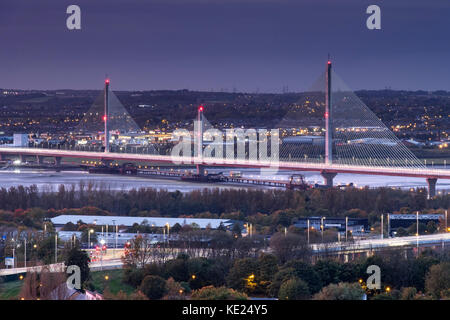 Die Mersey Gateway Brücke über die Mündung des Mersey zwischen Runcorn und Widnes, Cheshire, England, Großbritannien Stockfoto