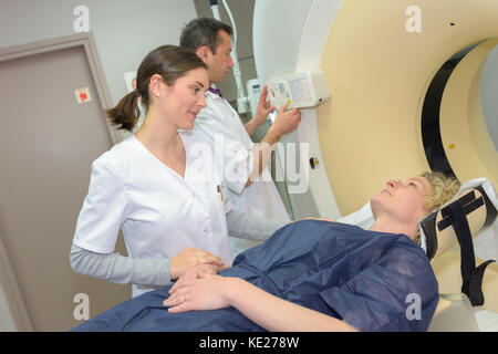 Ärztin Vorbereitung der Patienten für die CT-Scan Stockfoto