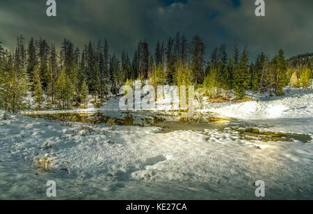 Licht Malerei auf dem Schnee und der zugefrorene See, ein wahres Wintermärchen erinnert ein weihnachtliches Design Szene Stockfoto