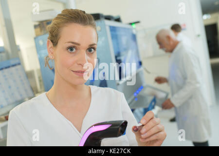 Techniker scannen Objekt im Labor Stockfoto
