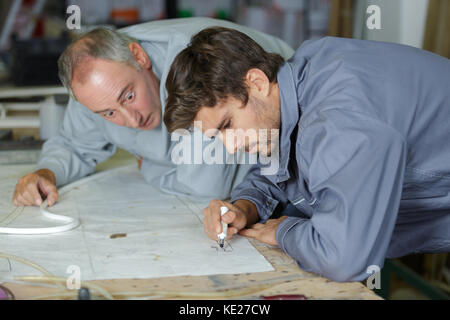 Lehrling Ingenieur Mess- Komponente mit Mikrometerschraube Stockfoto