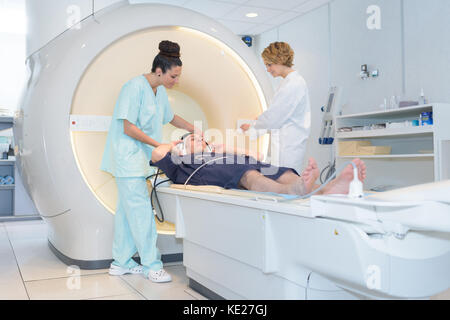 Frau Doktor und Krankenschwester bei Patienten, die sich einer CT-Scan Stockfoto