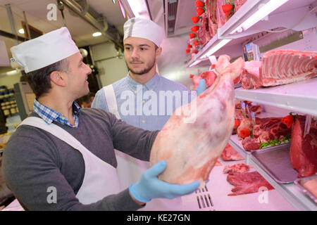 Metzger Lehre jung wie Fleisch zu verkaufen Stockfoto