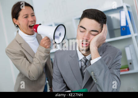 Angry Chef an faule Arbeiter schreien Stockfoto