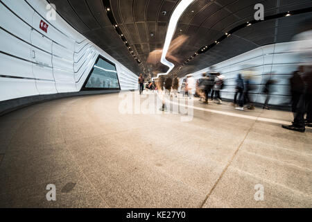 Verschwommen Fußgänger entlang der neuen Wynyard Spaziergang vom Bahnhof Wynyard Station eine Verbindung zu Barangaroo, Fußgängerzone, Sydney, NSW, Australien Stockfoto