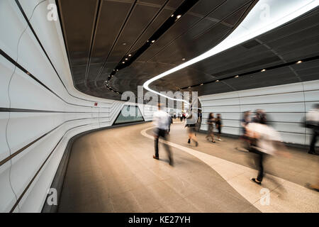 Verschwommen Fußgänger entlang der neuen Wynyard Spaziergang vom Bahnhof Wynyard Station eine Verbindung zu Barangaroo, Fußgängerzone, Sydney, NSW, Australien Stockfoto