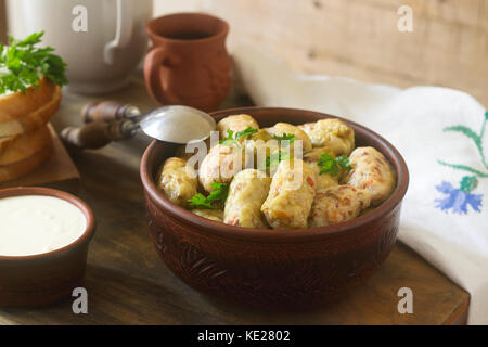 Kohlrouladen mit saurer Sahne, Brot und Wein serviert. Traditionelle moldawische oder rumänischen sarmale Teller, traditionellen Russischen oder Ukrainischen golubtsy. selec Stockfoto