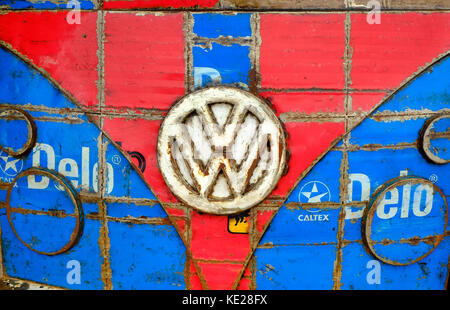 VW Logo Badge auf bunt lackiertem Metall Design Stockfoto