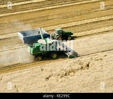Luftaufnahme von drei John Deere Mähdrescher ernten 95 - 100 bu. Weizen in Texas Panhandle Stockfoto