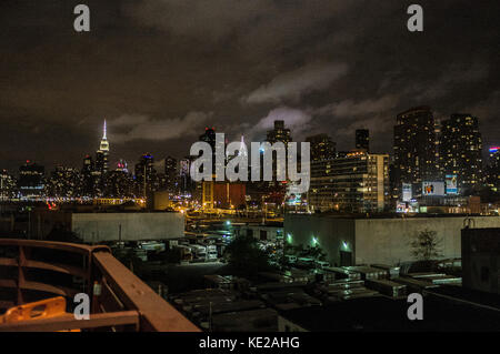 Blick auf Manhattan bei Nacht von Pulaski Bridge, Brooklyn Seite. Stockfoto