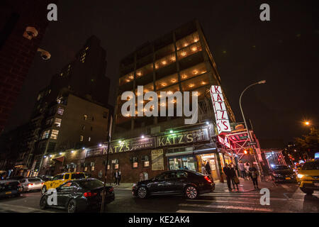 Außenansicht von Katz's Delicatessen in New York City. Stockfoto