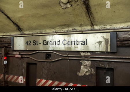 An den Wänden der U-Bahn Tunnel bei 42 St - Grand Central Station, Manhattan, NY. Zeichen Stockfoto