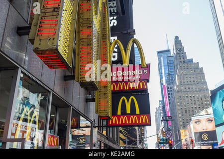 Blick auf das Mcdonald's Restaurant an der 7th Avenue in der Nähe von Times Square in Manhattan, New York City. Stockfoto