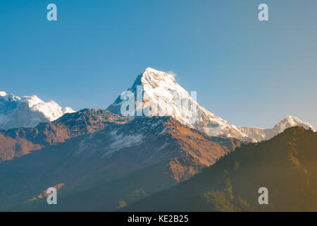 Der Machhapuchhare-Gipfel im Annapurna-Gebirge, Himalaya, bei Sonnenaufgang. Vom Poon Hill Wanderweg aus gesehen. Stockfoto