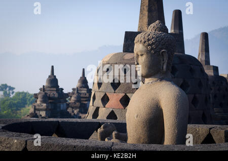 Buddha Skulptur in Glockenförmigen stupa Schrein auf Weltkulturerbe Borobudur Pyramide eingeschlossen, in Java, Indonesien Stockfoto