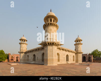 Panorama der alten Mausoleum des itimad ud-Daulah Grabmal, einem UNESCO-Weltkulturerbe, Gebäude in Agra, Indien, mit architektonischen links auf das Taj Mahal. Stockfoto