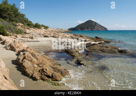 Paradise Beach, mit Blick auf die kinira Insel Thassos, Griechenland, griechische Insel, September. Stockfoto